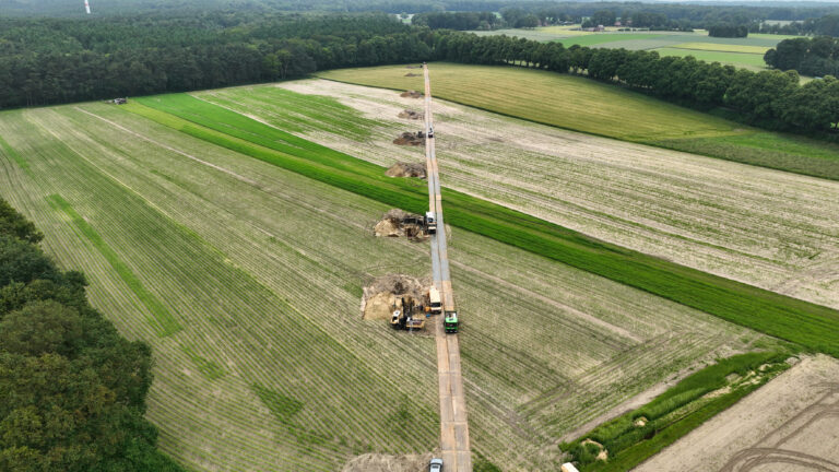 Luftaufnahme einer Wasserstoffpipeline-Baustelle von Evonik mit Baggern und Baugruben durch landwirtschaftliche Felder